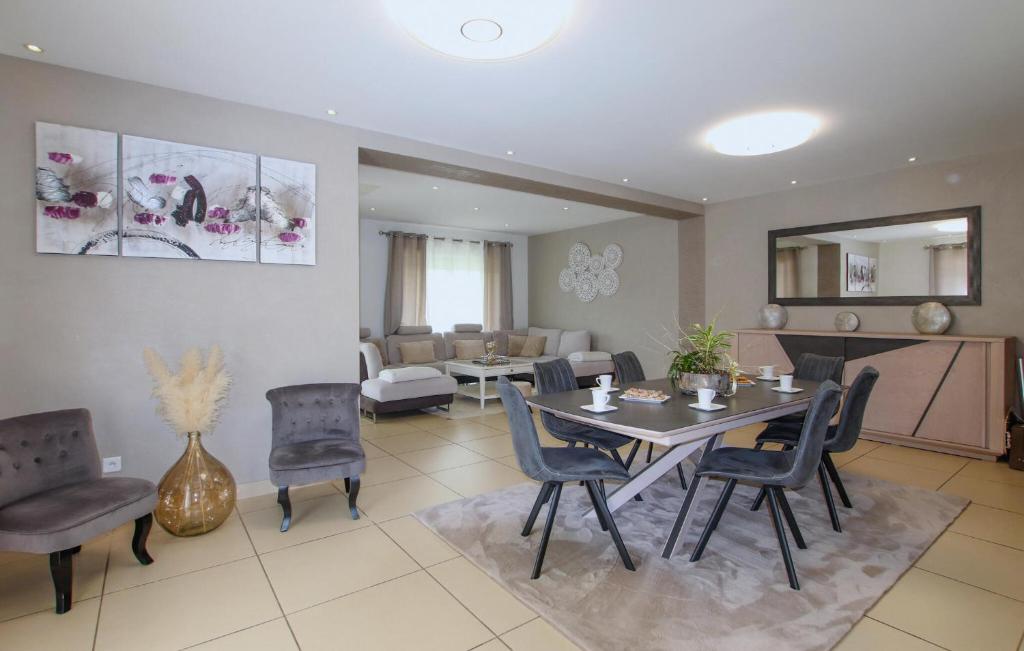 Beautiful Home In Sauveterre With Private Swimming Pool, Can Be Inside Or Outside photo 4
