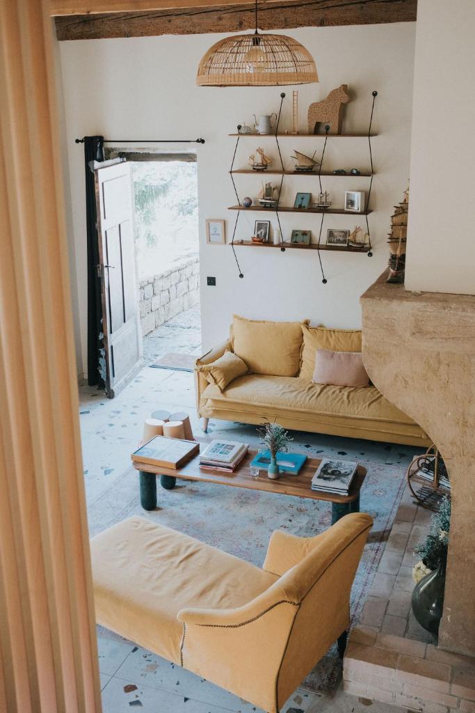 Lyon Country House - Suites & Tour de Garde - Tap to explore photos