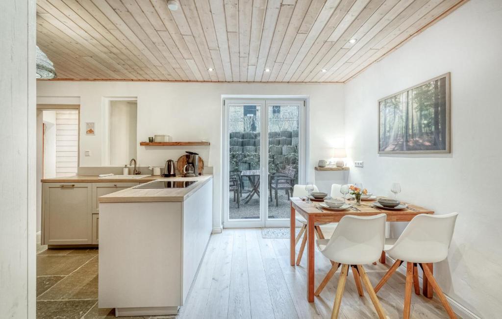 Stunning Apartment In Glcksburg ostsee With Kitchen photo 4