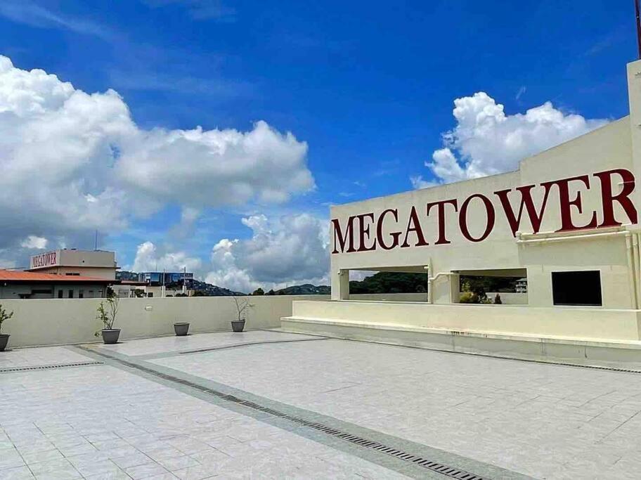 Chic Studio Unit with a Balcony and a View in Megatower Residences 3, Baguio