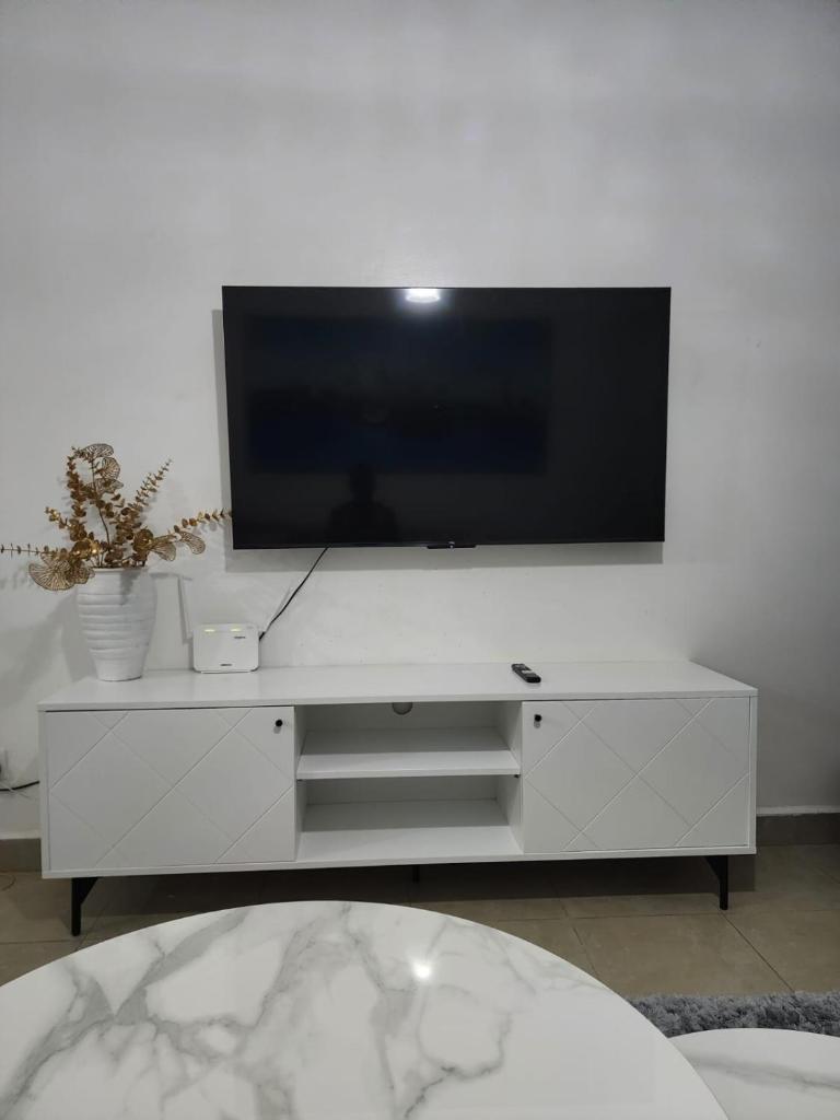 3 bedroomed child-friendly home with playground, WiFi and Netflix photo 4