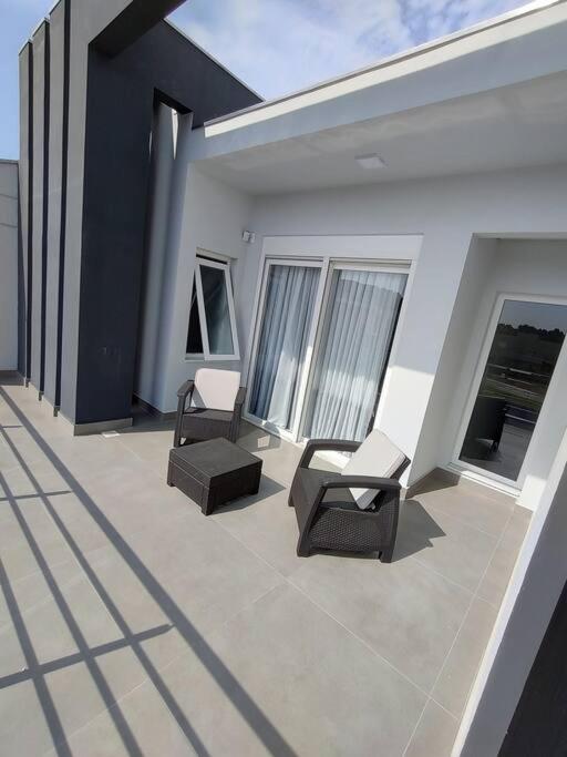 Sobrado com piscina, banheira e garagem coberta. photo 2