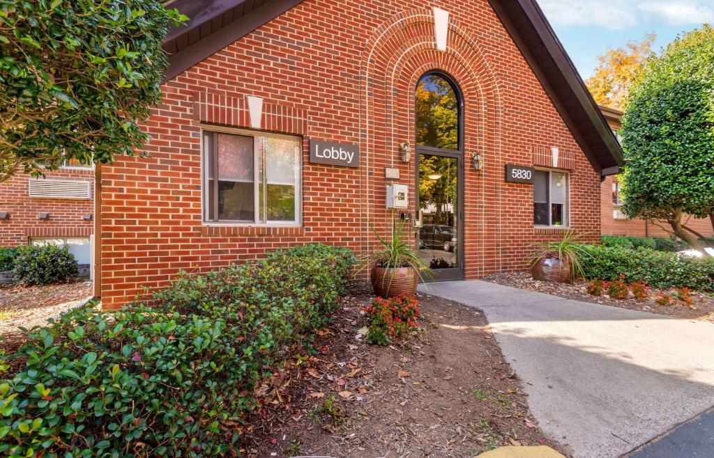 Extended Stay America Select Suites Charlotte Tyvola Rd Exec image