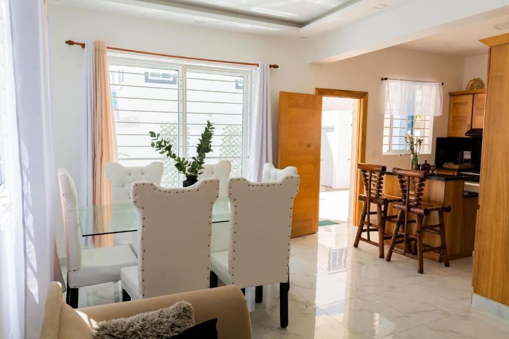 Villa cerca de la playa, centro de la ciudad. photo 1