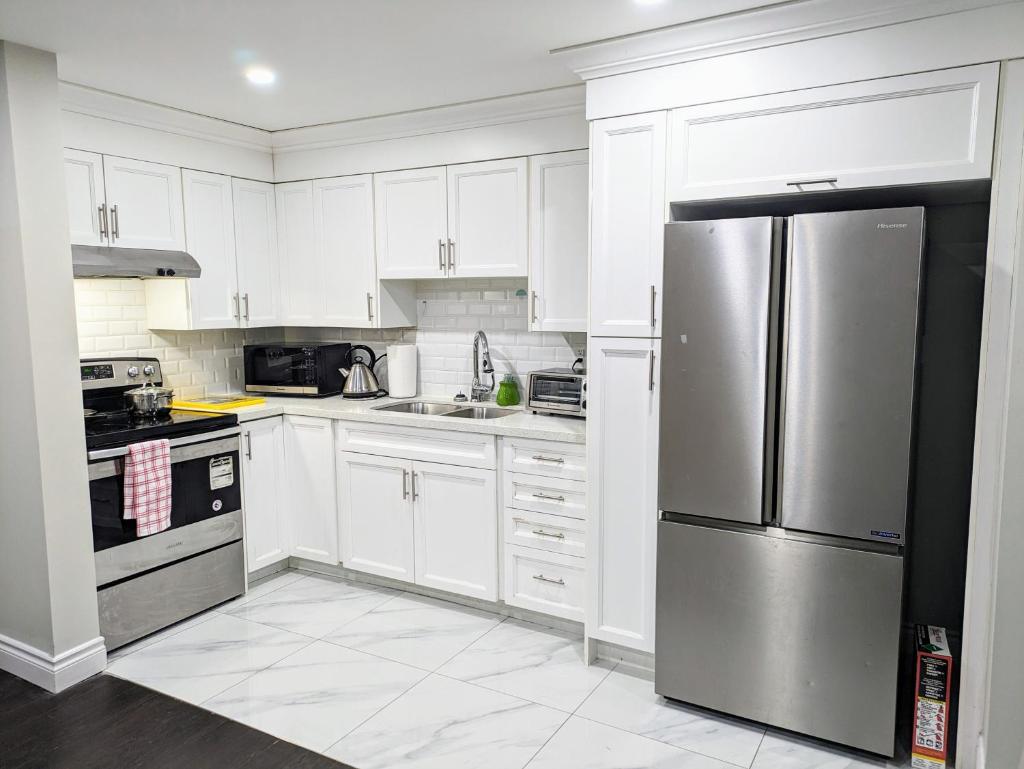Stunning Furnished 2Bedroom/2Washroom Apartment photo 1