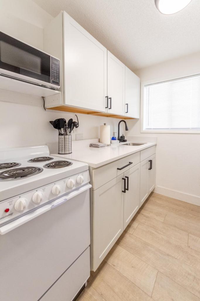 Quaint 1 BD 1 BTH Guest Home Minutes from Gonzaga photo 2