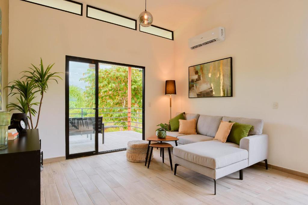 Modern home with pool photo 4