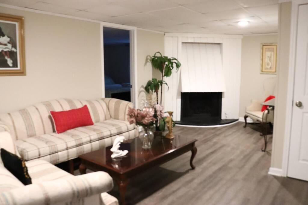 Spacious 2bdrm apartment in home 10mins to Airport image