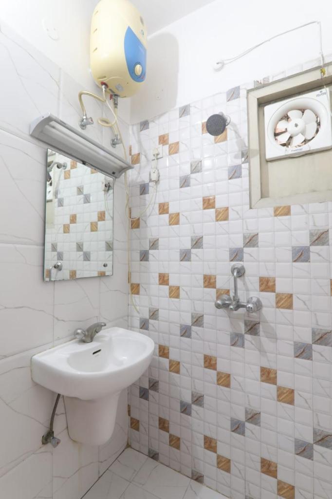 Hotel Global inn Hussainganj Lucknow photo 1