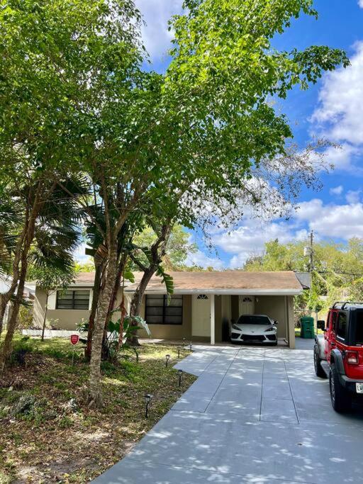 Beautiful 3 Bedroom house in Dania Beach! Hot Tub and Great Location!