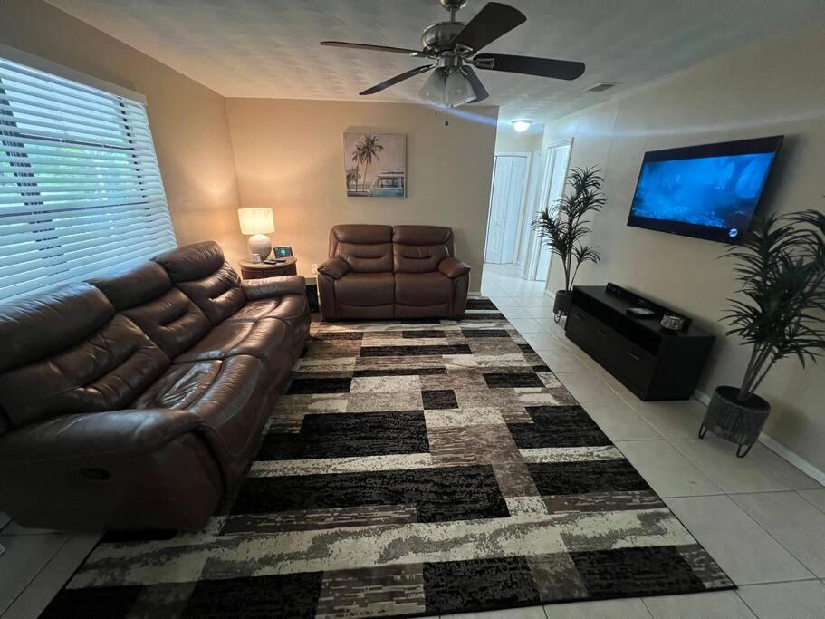 Beautiful 3 Bedroom house in Dania Beach! Hot Tub and Great Location! photo 4