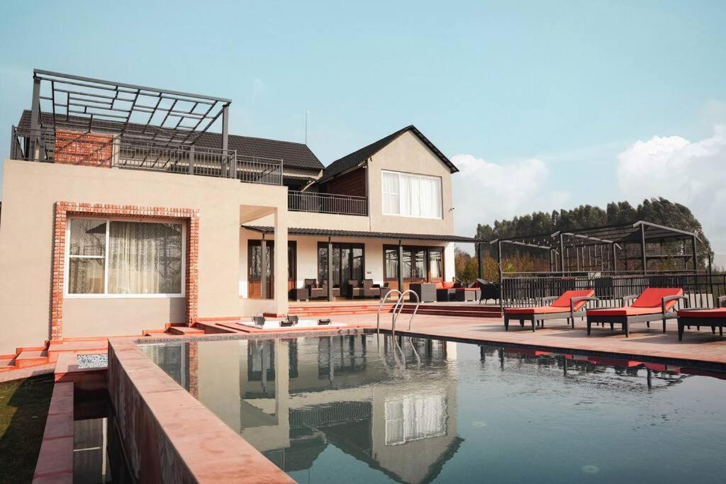 Falak Farms- Villa with Pool,Jacuzzi in Chandigarh photo 2