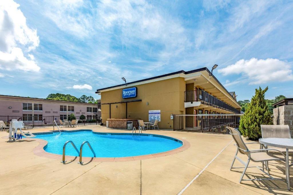Rodeway Inn & Suites image