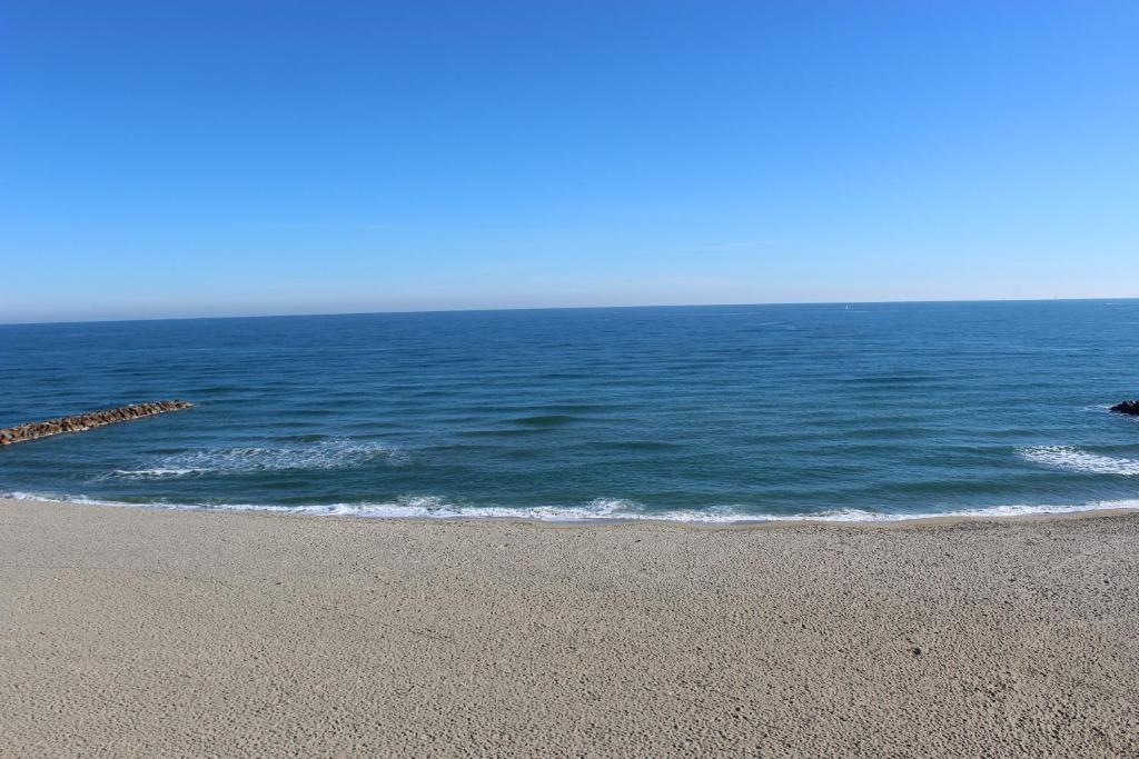 Magnifique vue mer pour ce T2 front de mer et commerces - 4OND56 photo 1