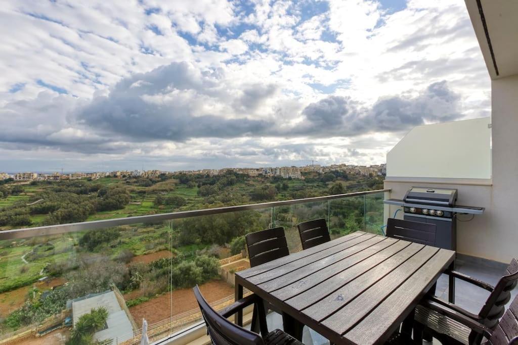 Lovely home with beautiful view with communal pool by 360 Estates