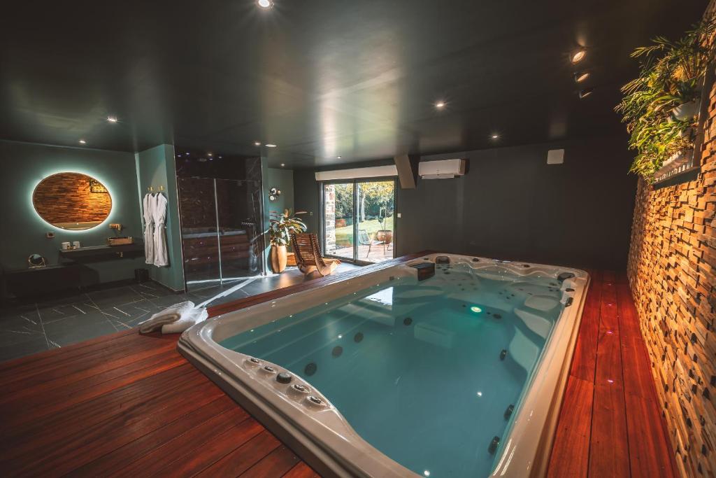 Love gite avec Spa nage privatif et espace coquin - Le Secret de l'Elixir photo 2