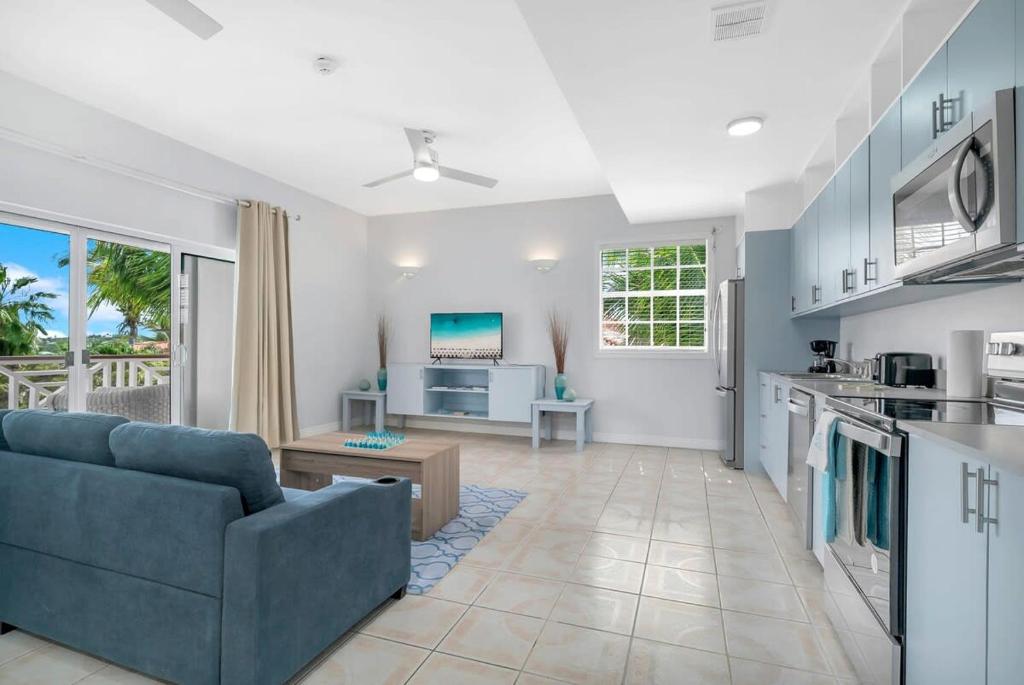 NEW Tropical Penthouse 2 Pools Beach 10min Walk photo 3