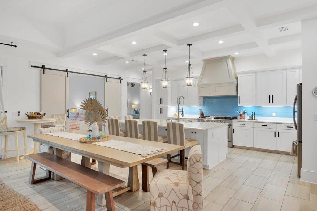 SOUTHERN SEABREEZE 5BR POOL & BEACH by Barclé photo 3