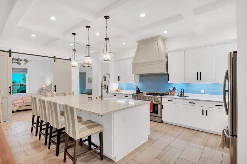 SOUTHERN SEABREEZE 5BR POOL & BEACH by Barclé photo 4