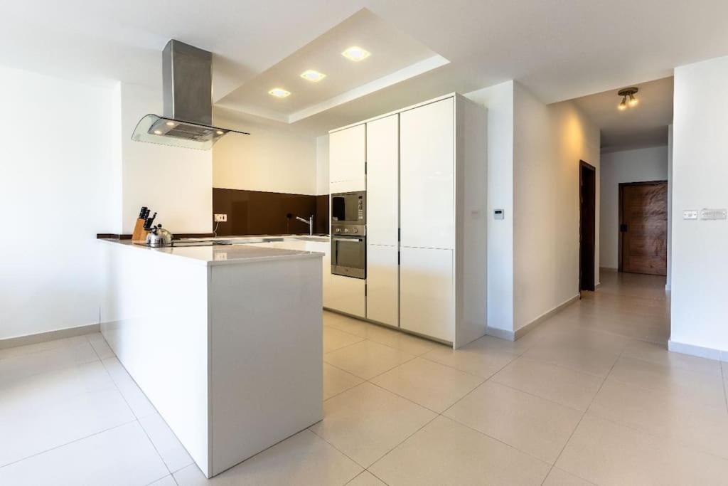 Luxury Designer finish Seaside Apartment photo 2