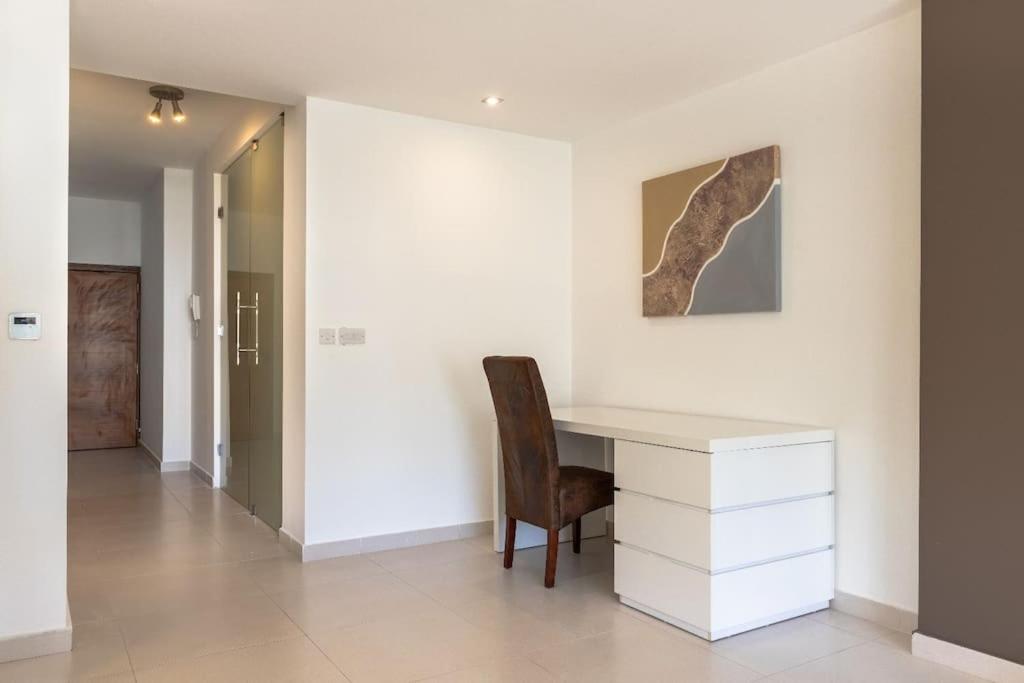Luxury Designer finish Seaside Apartment photo 4