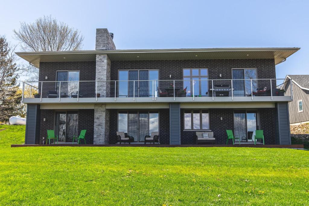 Contemporary Million Dollar View Getaway