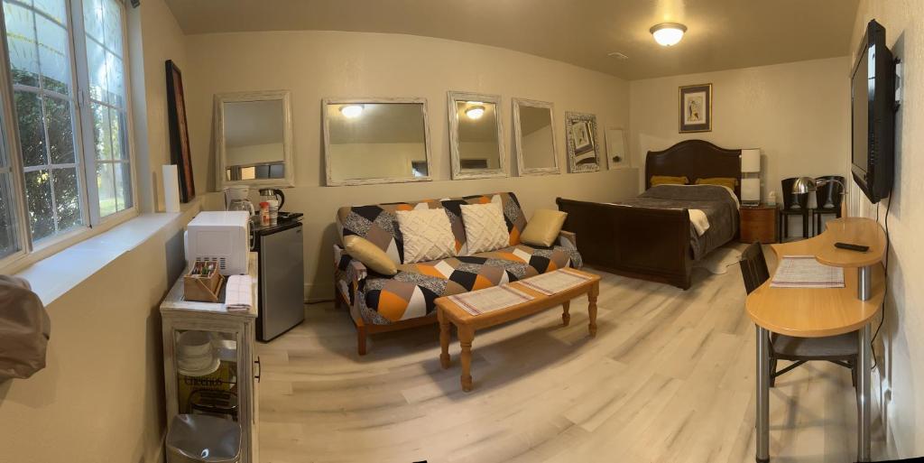 West Side Grand Rapids 2 room apartment close to everything image