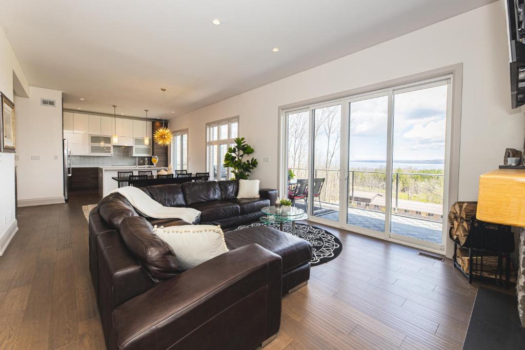 Contemporary Million Dollar View Getaway photo 2