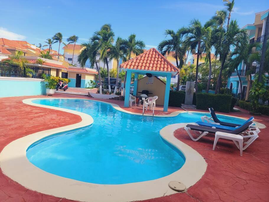 Santa Maria Tropical Oasis