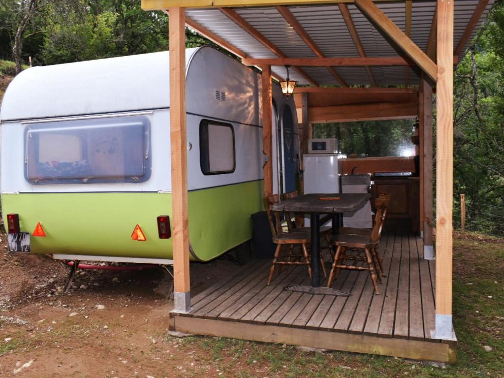 Caravane en pleine nature photo 1