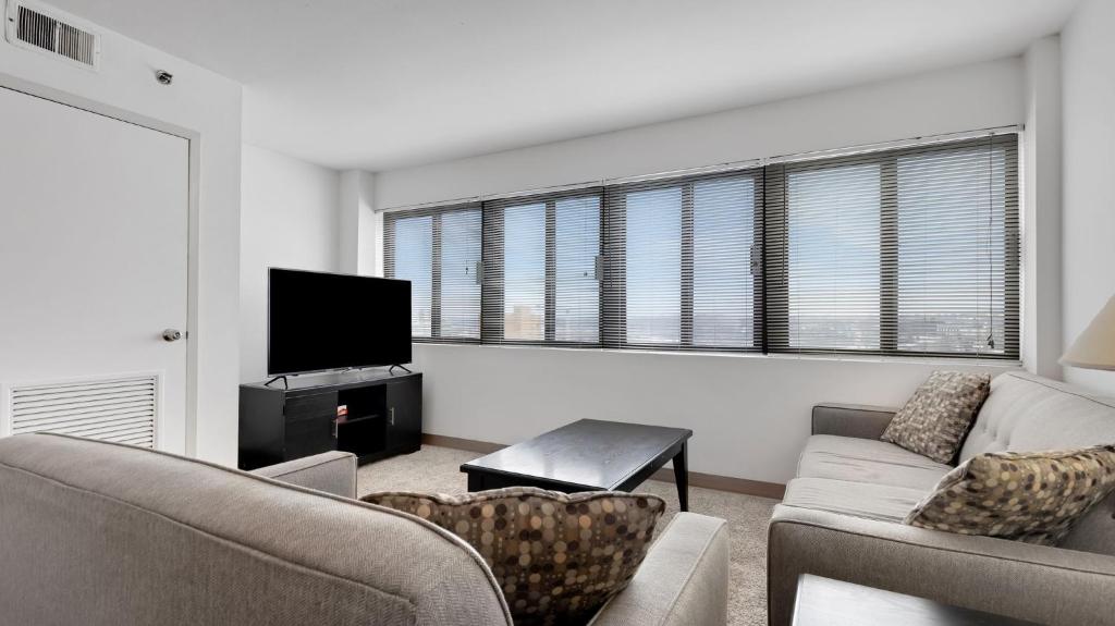 Pp 1203 Corporate 1br, Pool, Free Parking, Gym image