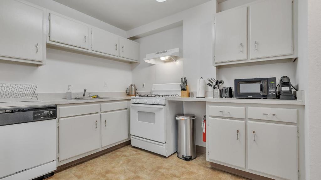 Professional 2br Apartment I Near Hospitals Pp photo 3
