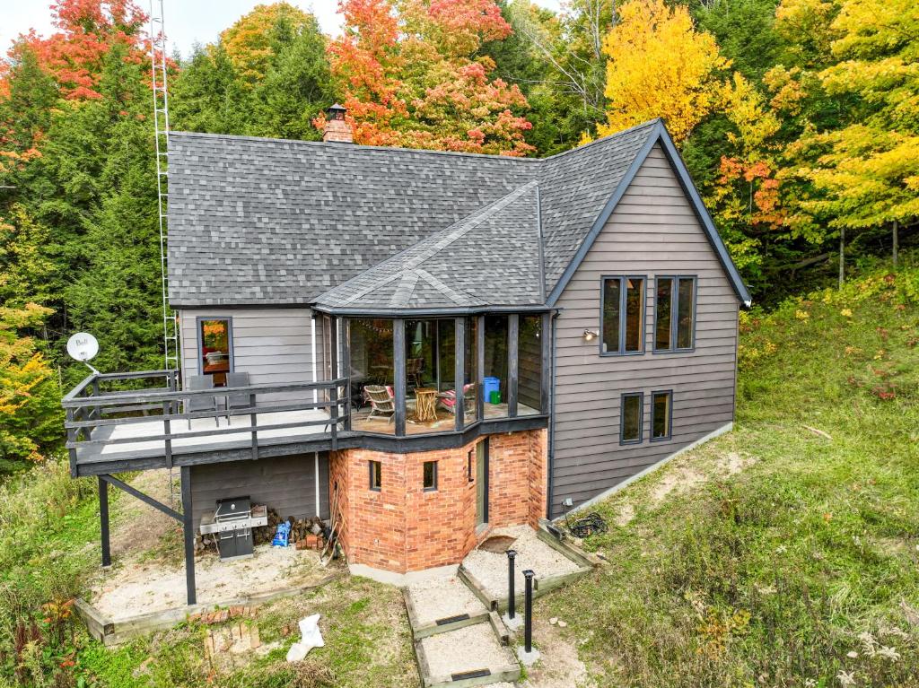 Serene Spacious Home in Creemore photo 1