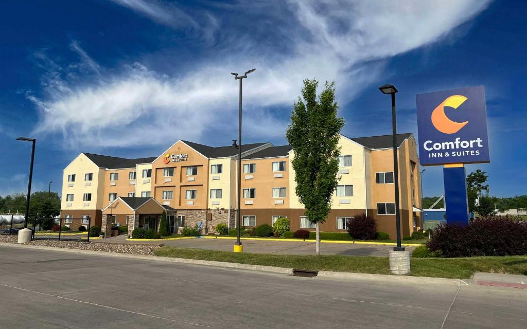 Comfort Inn & Suites Coralville - Iowa City near Iowa River Landing image
