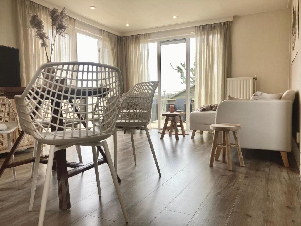 'Lauwers Loft' Holiday home 4 pers with lake view in front of the Lauwersmeer photo 4