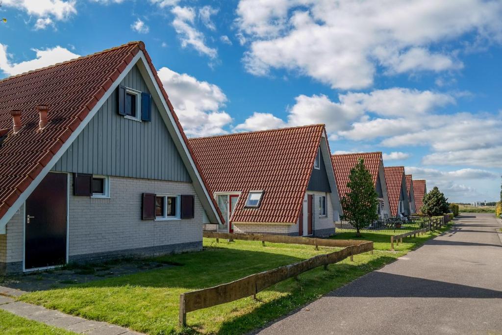 Lilian Modern Holiday home at a typical dutch canal, close to the Lauwersmeer photo 2