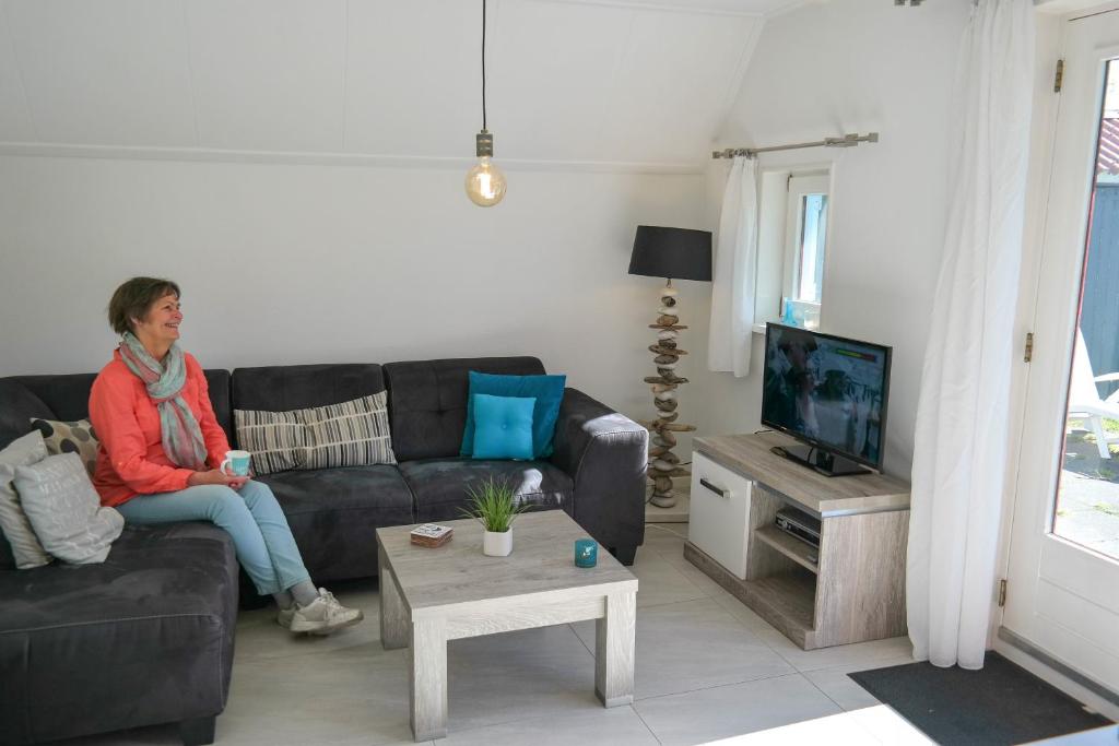 Lilian Modern Holiday home at a typical dutch canal, close to the Lauwersmeer photo 4