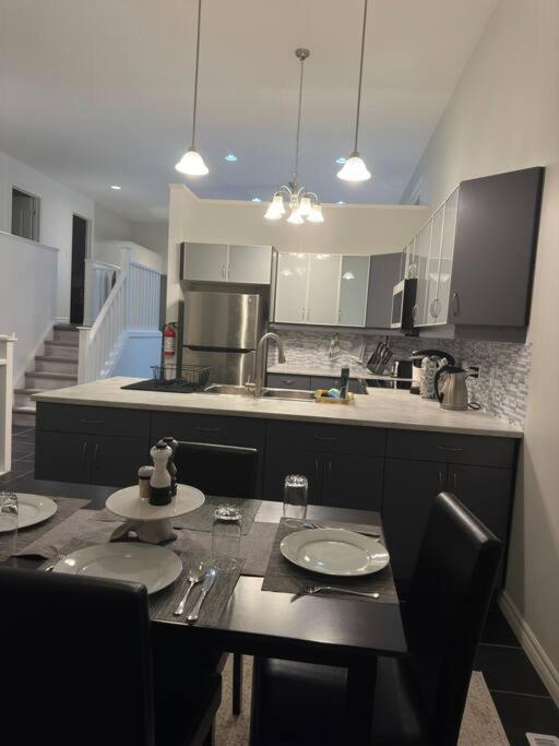 Luxury Spacious 5-Bedroom Home photo 3