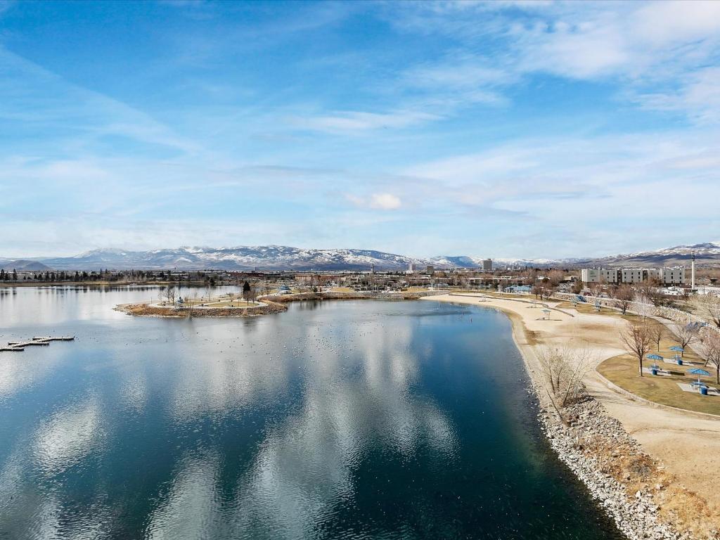Exquisite Lakefront Condo image