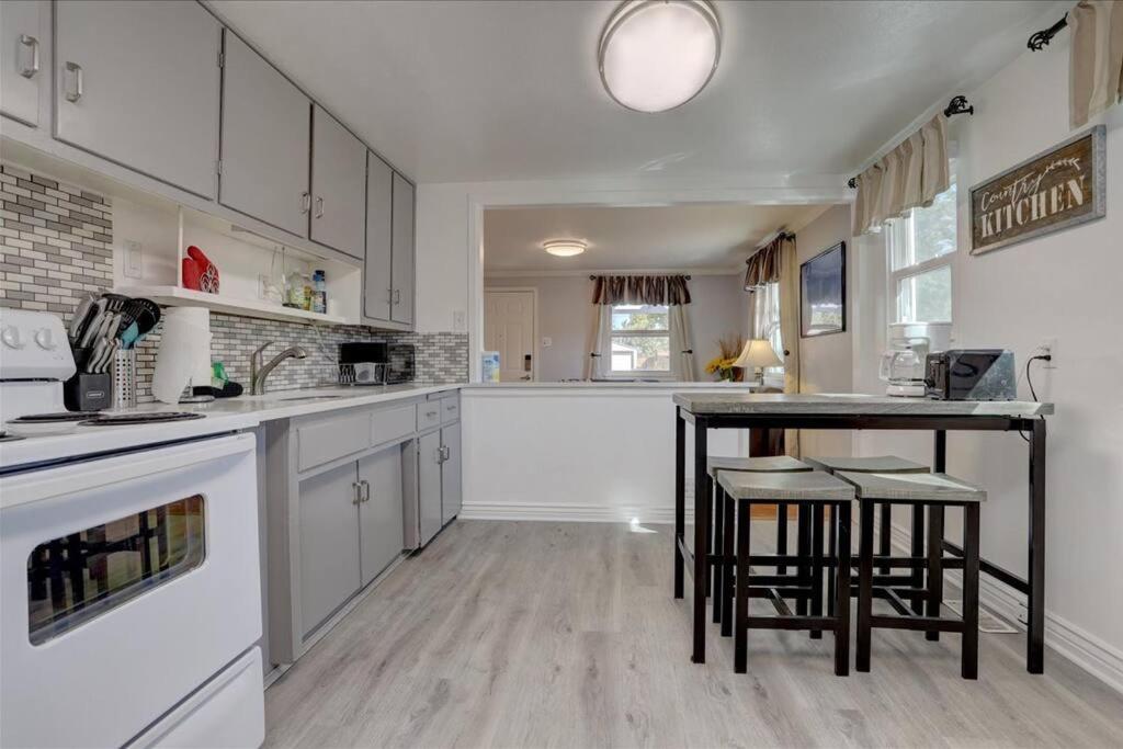 Comfy bungalow and fast Wi-Fi! image