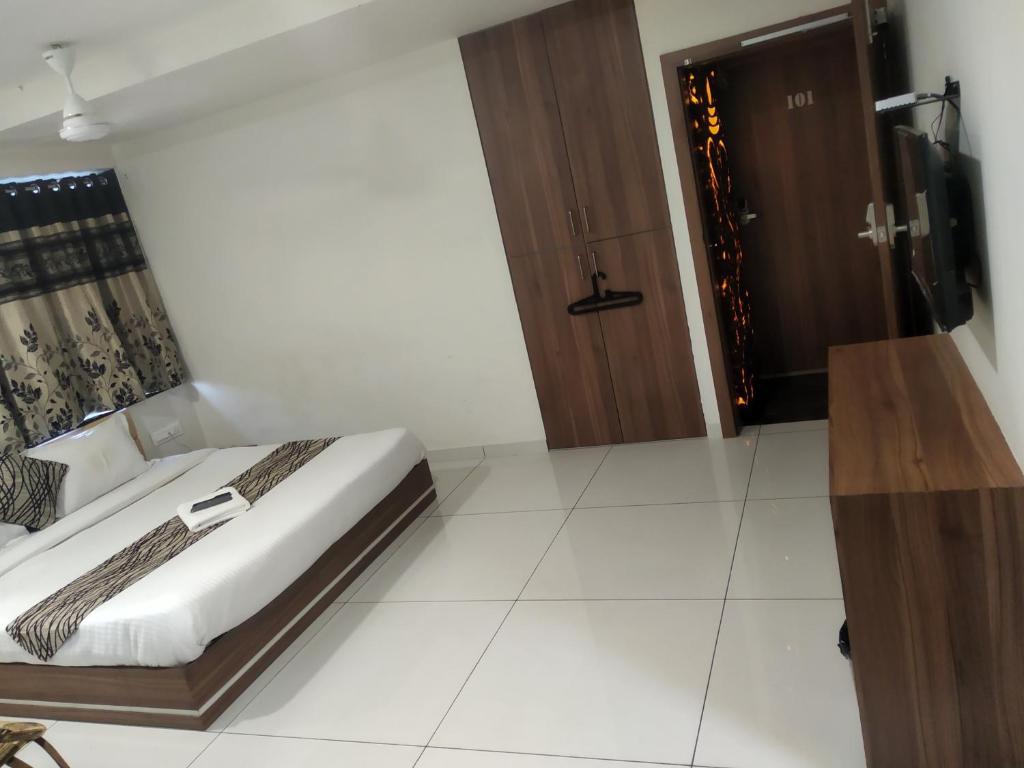 Surbhi Hotel And Restaurant photo 2