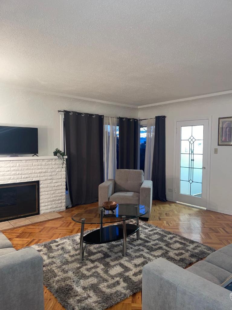 Home in West Vancouver photo 3