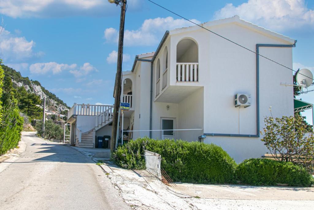 Apartments with a parking space Pisak, Omis - 5975 photo 2
