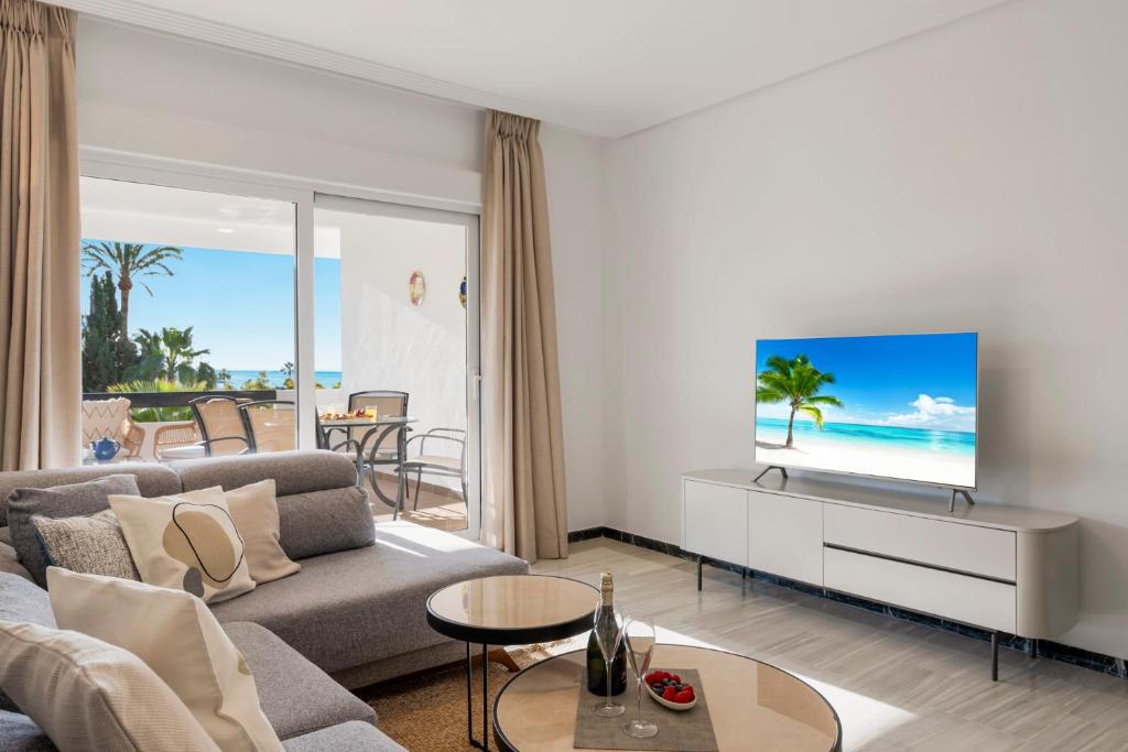 Banus Rentals Luminoso apartamento con vistas al mar - Tap to explore photos