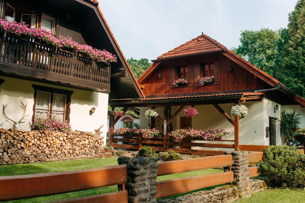 Chaloupka u řeky photo 2