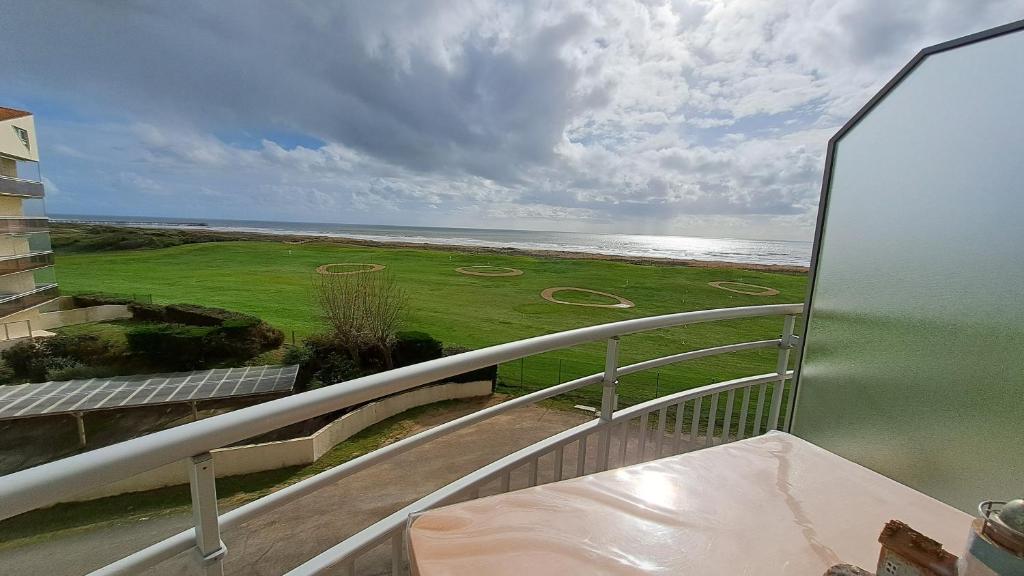 PAMPLEMOUSSE - Appartement Vue Mer et Piscine, proche Golf photo 1