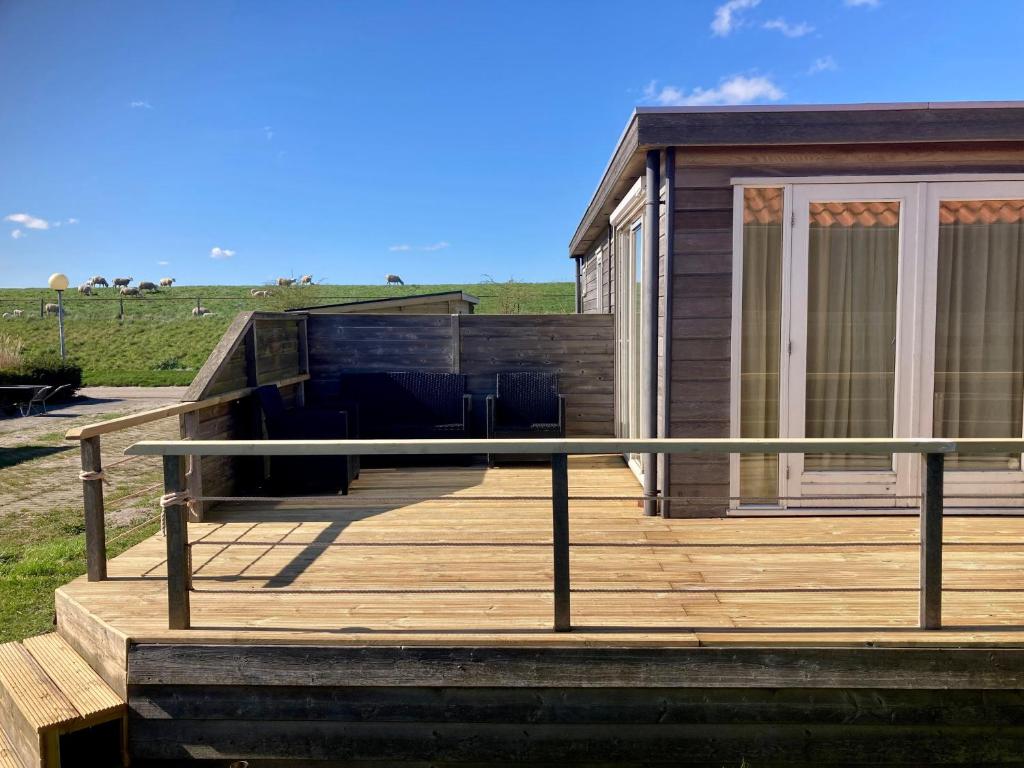'Lauwers Loft' Holiday home 4 pers with lake view in front of the Lauwersmeer