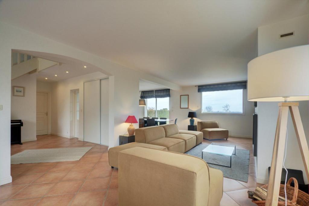 Large contemporary pavilion on a hill overlooking Amboise and its château photo 4
