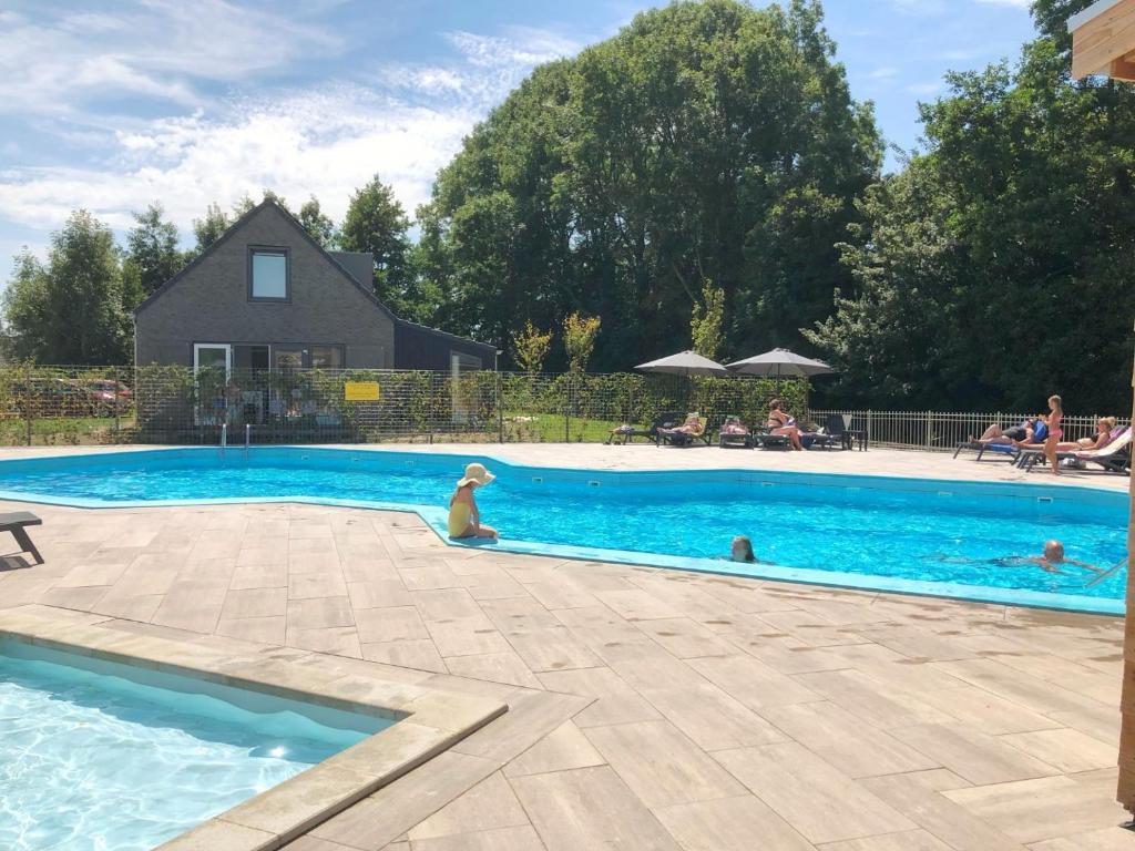 Bungalow 15 op Recreatiepark De Wielen photo 3