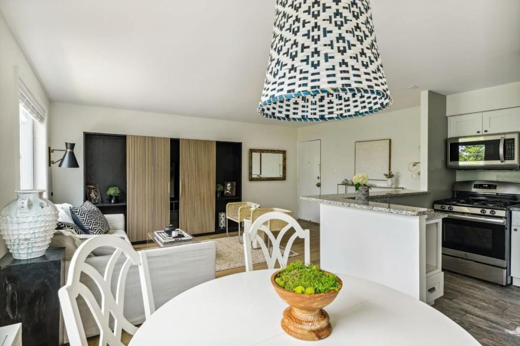 Spacious Modern Condo Near Crystal City Metro